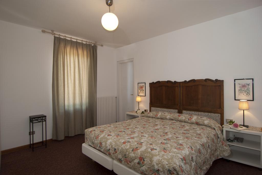 Hotel Mariano Gargnano Oda fotoğraf